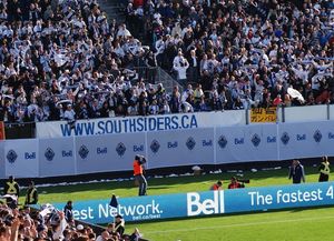 화이트캡스 서포터들이 엠파이어 필드에서 열린 창단 MLS 경기에서 토론토 FC를 4-2로 꺾은 승리를 축하하고 있다.