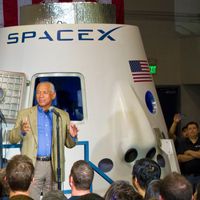 2012년 당시 드래곤 라이더의 모형. 발사 탈출 시스템 엔진이 캡슐 외부에 보인다.