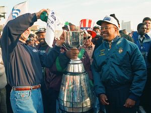 커트 슈모크 볼티모어 시장과 함께 볼티모어 스탤리언스의 우승컵을 전시하고 있다.