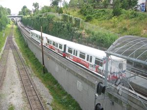 VCC–Clark역과 Commercial–Broadway역 사이의 Grandview Cut를 통과하는 Mark I 열차 (2006)