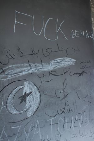 벤 알리 정권에 반대하는 내용을 담은 낙서