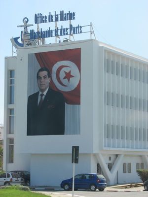 해군성에 걸려 있었던 벤 알리의 대형 사진 (대통령 재임 시절)