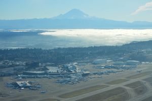 멀리 레이니어 산이 보이는 SEA 공항 터미널 건물