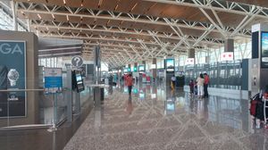 새로운 미국 및 국제선 터미널 내부