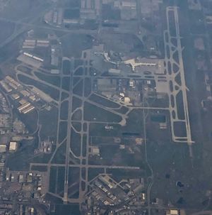 2021년 활주로 배치도 조감도. 활주로 08/26(현재 유도로)은 이미지 하단 근처에서 수평으로 뻗어 있으며, 11/29는 중앙에서 왼쪽 대각선 방향으로 뻗어 있다. 17R/35L은 이미지 중앙에서 수직으로 뻗어 있으며, 17L/35R은 이미지 오른쪽에서 수직으로 뻗어 있다.