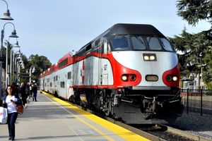 베이비 불릿 서비스는 원래 MPI MP36PH-3C 기관차로 제공되었으며, 이후 새로운 전기 열차 세트로 교체되었지만 여전히 사우스 카운티 커넥터에서 운행되고 있다.