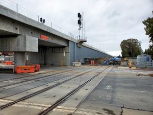 캘리포니아주 샌마테오의 25번가 교차로 옆의 구 철로의 입체 교차 (2020)