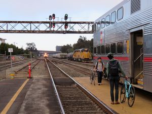 2018년 7월, 남쪽 방향 열차가 좁은 섬식 승강장에서 북쪽 방향 열차 승객을 태우는 동안 옛 사우스 샌프란시스코역 밖에서 대기하고 있다.