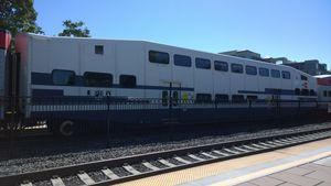 칼트레인에서 운행 중인 전 메트로링크 객차 JPBX 165.