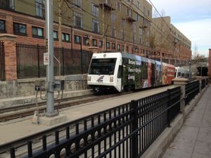 VTA 경전철 열차가 디리돈역 아래 터널 서쪽 출구에서 나옴.