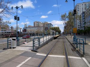 Muni의 N Judah 플랫폼 (칼트레인역 남동쪽 4번가 및 킹 스트리트)