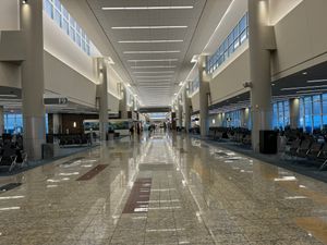 F 탑승구의 주요 복도.