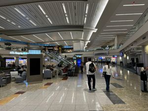 F 탑승구의 주요 홀.