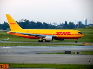 CVG에서 택싱하는 DHL 보잉 767-200 (N784AX)