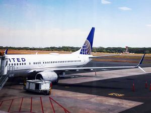 2018년 산 오스카르 아르눌포 로메로 이 갈다메스 국제공항 10번 게이트에 있는 유나이티드 항공의 보잉 737-800. 당시에는 아비앙카 엘살바도르에 이어 공항에서 두 번째로 큰 항공사였다.