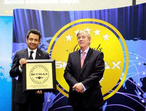 2013년 시상식에서 중동 최우수 공항 직원 부문을 수상한 바레인 국제공항 CEO가 수상을 받는 모습