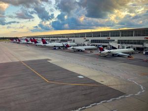 DTW 맥나마라 터미널의 남쪽 램프 모습(2020년 8월 4일). 항공기 종류는 CRJ-900, A321, 737-900ER, A319, A220 등이 있다.