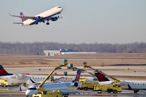 델타 A321이 출발하는 DTW에서 제빙 작업