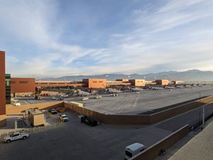 델타 항공 소속 항공기가 A 활주로에 주기되어 있다.