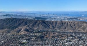 샌브루노 산은 샌프란시스코와 샌마테오 군을 구분한다.