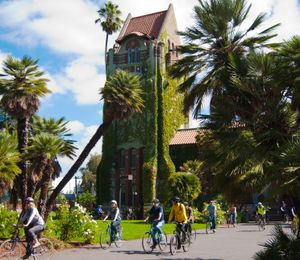 샌호세 주립 대학교는 미국 서부 해안에서 가장 오래된 공립 대학교이며 캘리포니아 주립 대학교의 설립 캠퍼스이다.
