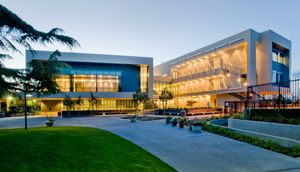 벨라민 칼리지 예비학교는 캘리포니아에서 가장 오래된 학교 중 하나이다.