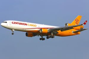 2011년 암스테르담 스키폴 국제공항에 착륙하는 센추리언 에어 카고의 맥도넬 더글러스 MD-11F