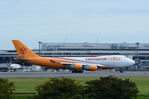 2015년 나리타 국제공항에서 택싱하는 센추리언 에어 카고의 보잉 747-400ERF