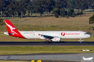  2022년 멜버른 공항에서 호주 우체국 브랜드의 에어버스 A321-200/P2F.