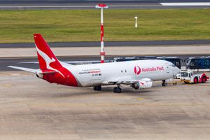  2020년 멜버른 공항에서 호주 우체국 브랜드의 보잉 737-400SF.