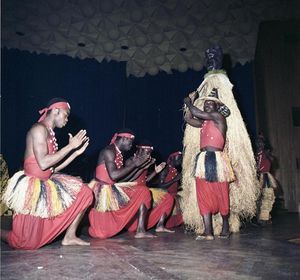 Les Ballets Africains의 무용수들이 1962년 독일 본에서 공연하고 있다