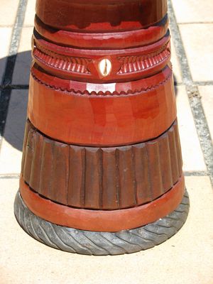 젬베 발에 소라 껍데기와 타이어 장식