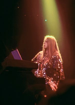 《Fragile》은 키보디스트 릭 웨이크먼이 참여한 밴드의 첫 번째 음반이다