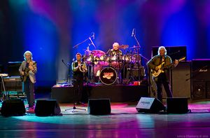 2010년 파라과이에서 열린 예스 콘서트의 무대 모니터