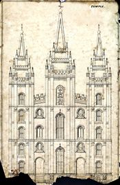 수평으로 날아가는 천사, 해 얼굴, 지구 디테일, 컴퍼스와 각도기 창 디테일이 있는 동쪽 측면의 원래 1854년 디자인. 이러한 요소들은 나중에 수정되거나 제거되었다.