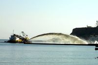 준설 작업을 통해 우크라이나 오데사의 모래사장을 넓히는 모습 (2007)