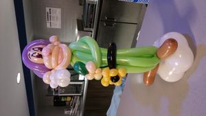 트위스트 풍선은 이벤트의 장식 센터피스를 만들고 포일 풍선보다 더 독특한 모양을 만드는 데 사용할 수 있다.