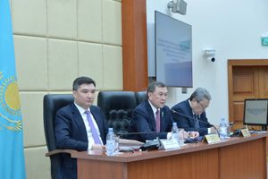 벡테노프가 2020년 2월 반부패청(Antikor)의 관리로서 의회 회의에 참석한 모습