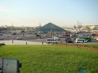 루브르 박물관 입구와 같은 건축 양식의 코로글루역