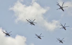 육군 열병 중 공군 Mil Mi-24가 비행하고 있다