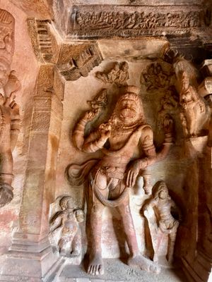 찰루키아 왕조가 건설한 바다미 동굴 사원(카르나타카주)의 6세기 나라심하 조각상