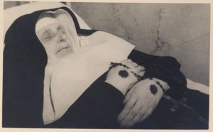 벨기에의 루몰다 수녀의 임종 모습, 성흔이 보인다 (1948)