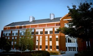 생화학, 물리학, 화학 등 물리 과학 분야 학과가 있는 디스커버리 홀