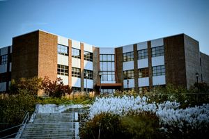 조지 D. 아이켄 센터는 루빈스타인 환경 및 자연 자원 학교를 수용하고 있다.