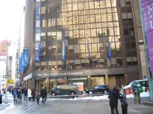 1955년 맨해튼에 설립된 뉴욕 공과대학교 캠퍼스 건물