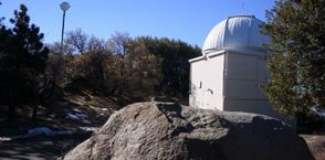 마운트 라구나 천문대(Mount Laguna Observatory)는 라구나 산맥(Laguna Mountains)에 위치해 있다.