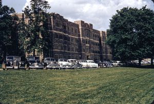 재규어 마크 VII (왼쪽)와 여러 대의 쉐보레 디럭스 차량이 1952년경 패튼 홀 앞에 주차되어 있다