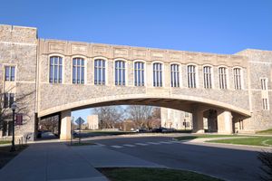 알럼나이 몰 위의 토거슨 홀 다리는 호키 스톤을 사용한 건축의 한 예이다.