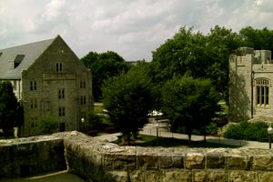 웨스트 에글스턴 (왼쪽) 및 오웬스 홀