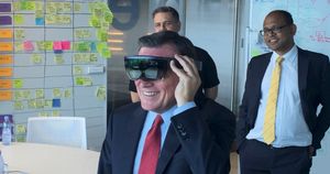 그룹 회장 호세 비냘스(José Viñals)가 싱가포르 eXellerator 연구소에서 최고 데이터 책임자 샤미크 쿤두(Shameek Kundu)와 증강 현실 기술을 살펴보고 있다.